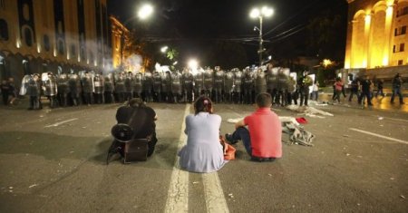 Gürcüstanda “rus inqilabı”: prezident Belarusa səfərini yarımçıq qoydu, Saakaşvili polisə çağırış etdi