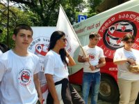 Gürcüstan prezidentinin sarayı qarşısında “kartof aksiyası” keçirilib
