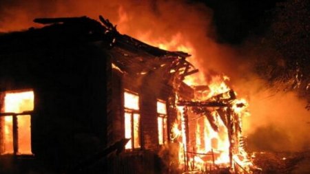 Bakının mərkəzində 6 otaqlı ev yandı