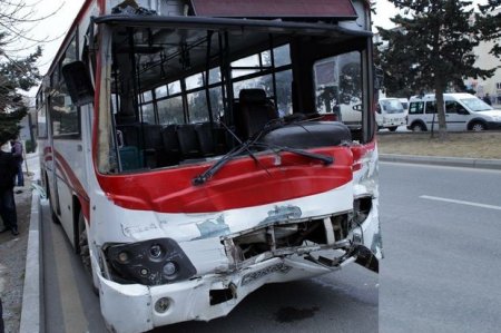 Bakıda iki avtobus toqquşdu: Yaralılar var
