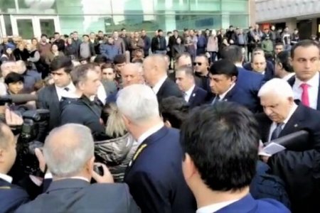 İlham Əliyev metronun qarşısında sakinlərlə görüşüb, problemlərini dinlədi