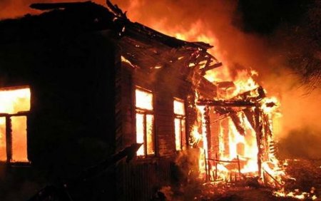 Sabirabadda dördotaqlı ev yandı