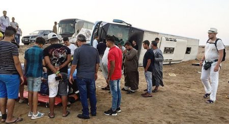 Misirdə turistləri daşıyan avtobus qəzaya düşdü: Ölənlər var