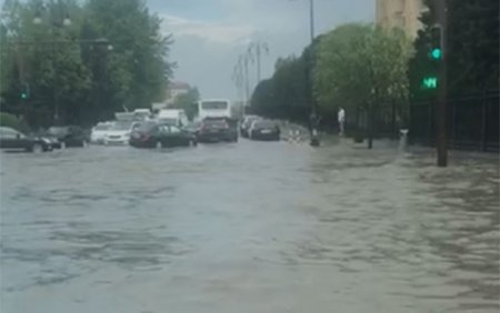 Bakıda yağışdan sonra maşınlar su altında qaldı - Video