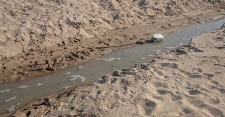 Bakıda biabırçılıq: Kanalizasiya birbaşa çimərliyə axıdılır