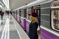 Bakı metrosunda olay: - Şiddət görən qız polisə sığındı