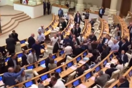 Parlamentdə deputatlar arasında insident