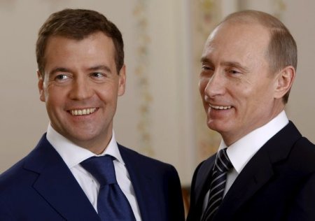 Putin özünün və Medvedevin maaşını artırdı