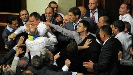 Ukraynada deputatlar yumruq davasına çıxdılar.