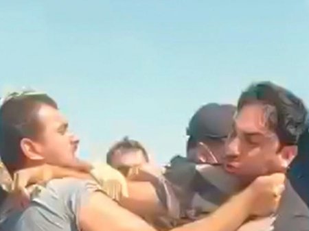 Kamil Zeynallı polisin gözü qarşısında yumruq davasına çıxdı - VİDEO