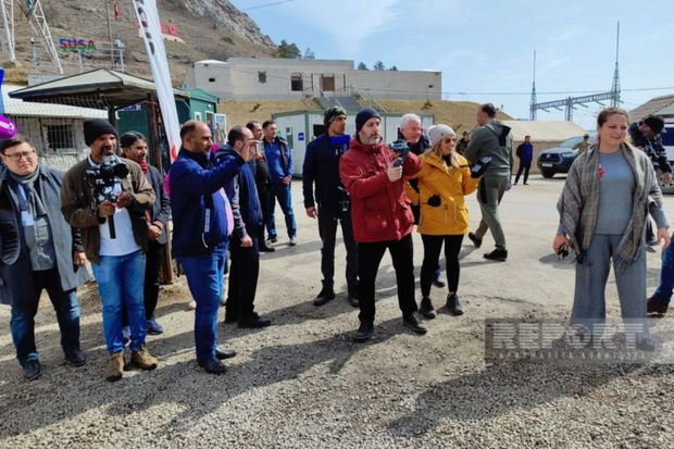 Xarici jurnalistlər Xankəndi-Laçın yolunda aksiya barədə məlumatlandırılıblar - FOTO