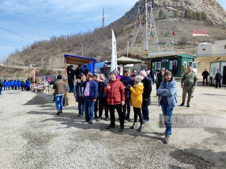 Xarici jurnalistlər Xankəndi-Laçın yolunda aksiya barədə məlumatlandırılıblar - FOTO